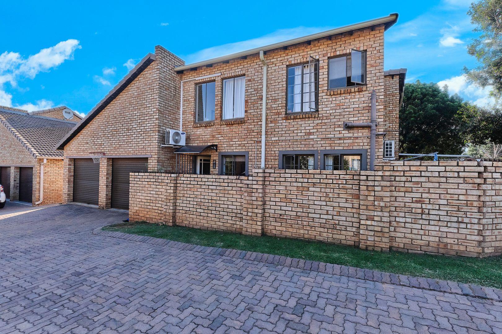 3 Bedroom Townhouse for sale in Wilgeheuwel P24114322854