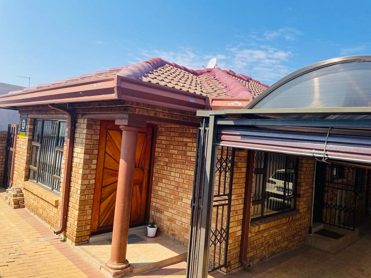 Meadowlands West Property Houses for sale in Meadowlands West