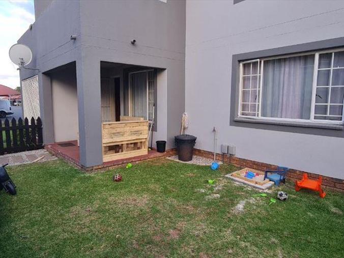 2 Bedroom Townhouse for Sale in Glen Marais