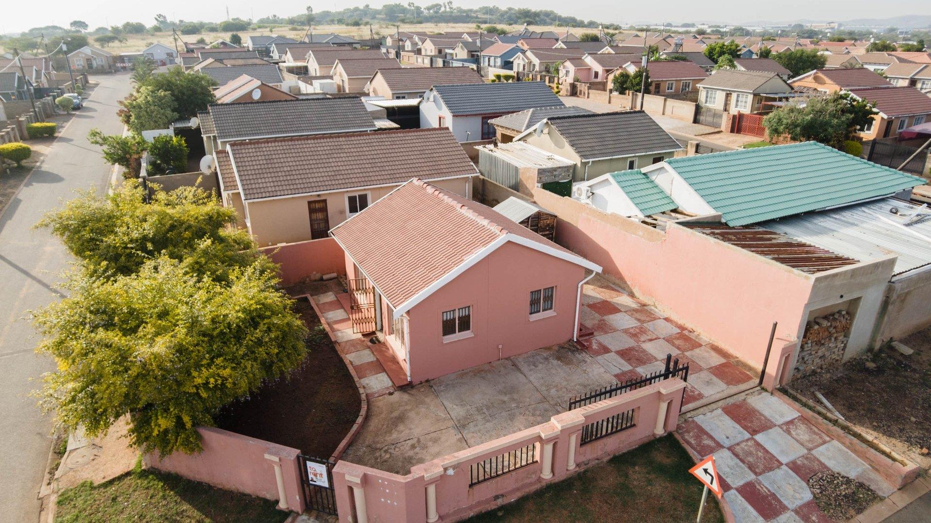 2 Bedroom House for sale in Rosslyn P24114311901