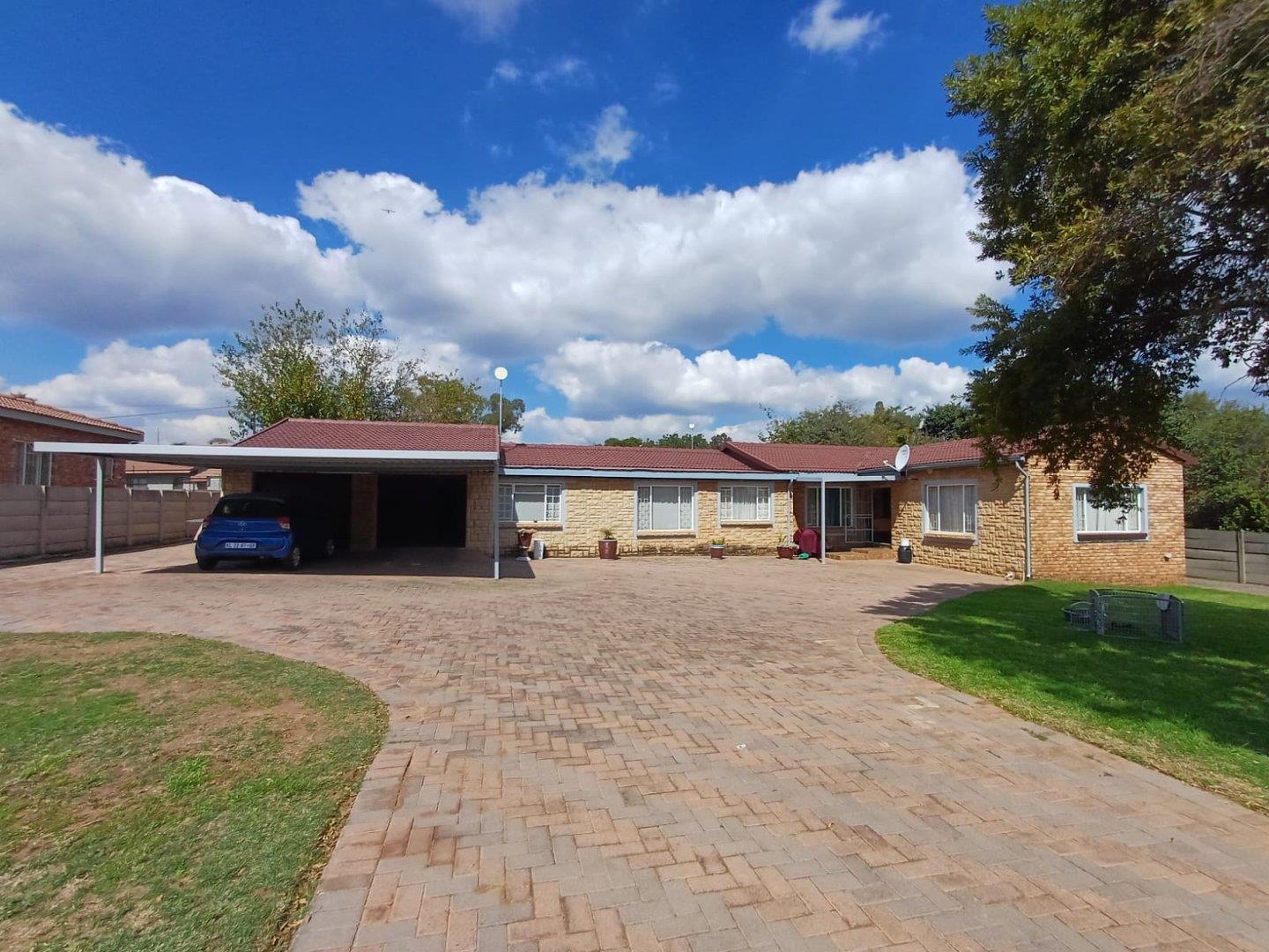 4 Bedroom House for sale in Rensburg P24114323953