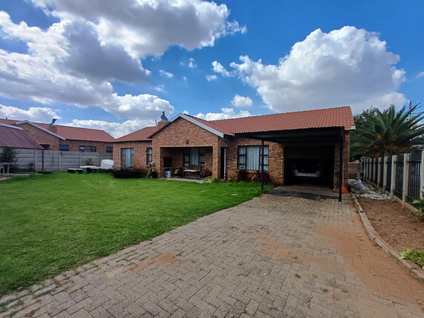 3 Bedroom House for sale in Bergsig P24114323979