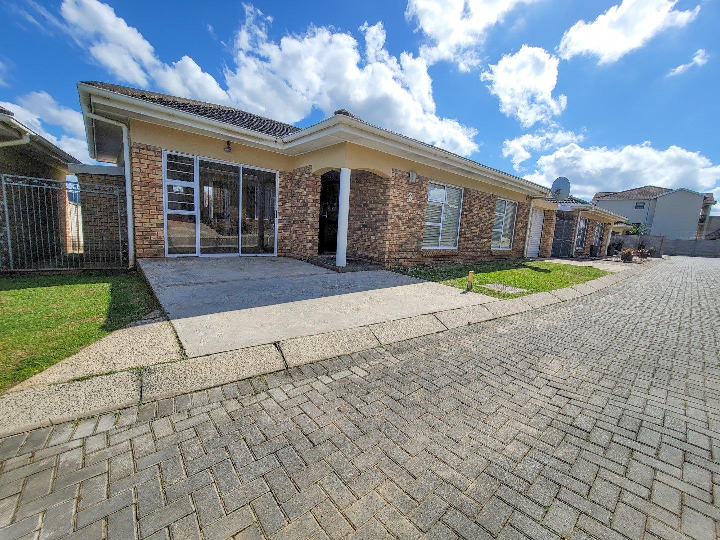 2 Bedroom Townhouse for sale in Nahoon Valley Park P24114324902