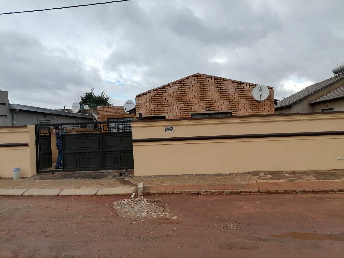 2 Bedroom House for sale in Buhle Park Phase 3 Buhle Park, Germiston