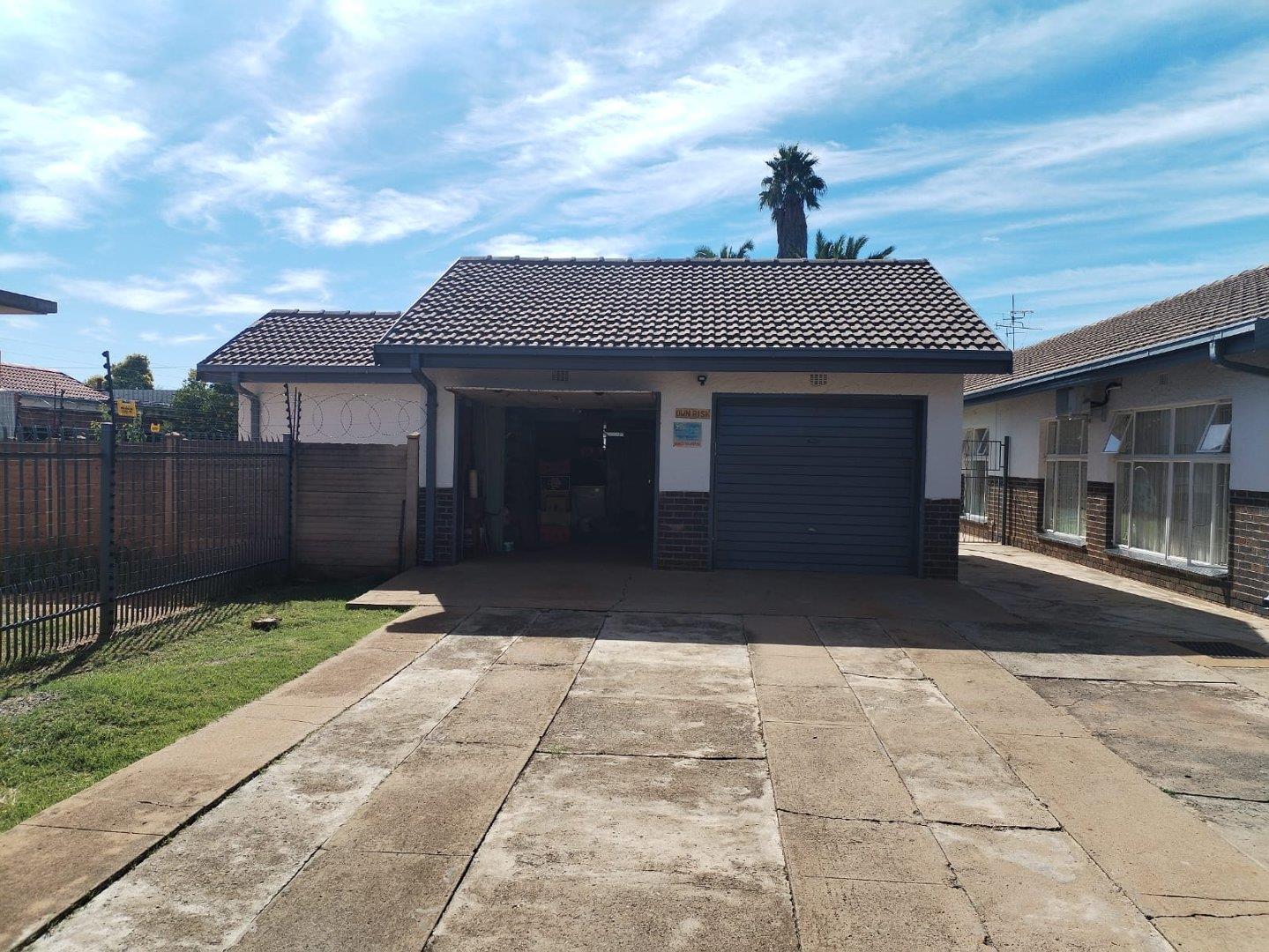 4 Bedroom House for sale in Carters Glen P24114327106