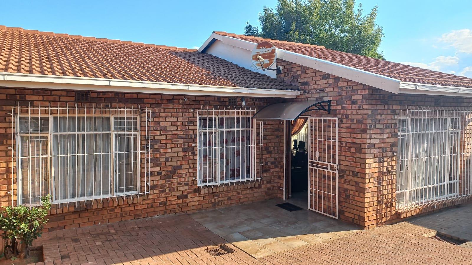 3 Bedroom Townhouse for sale in Meredale 22 Flamink Street P24