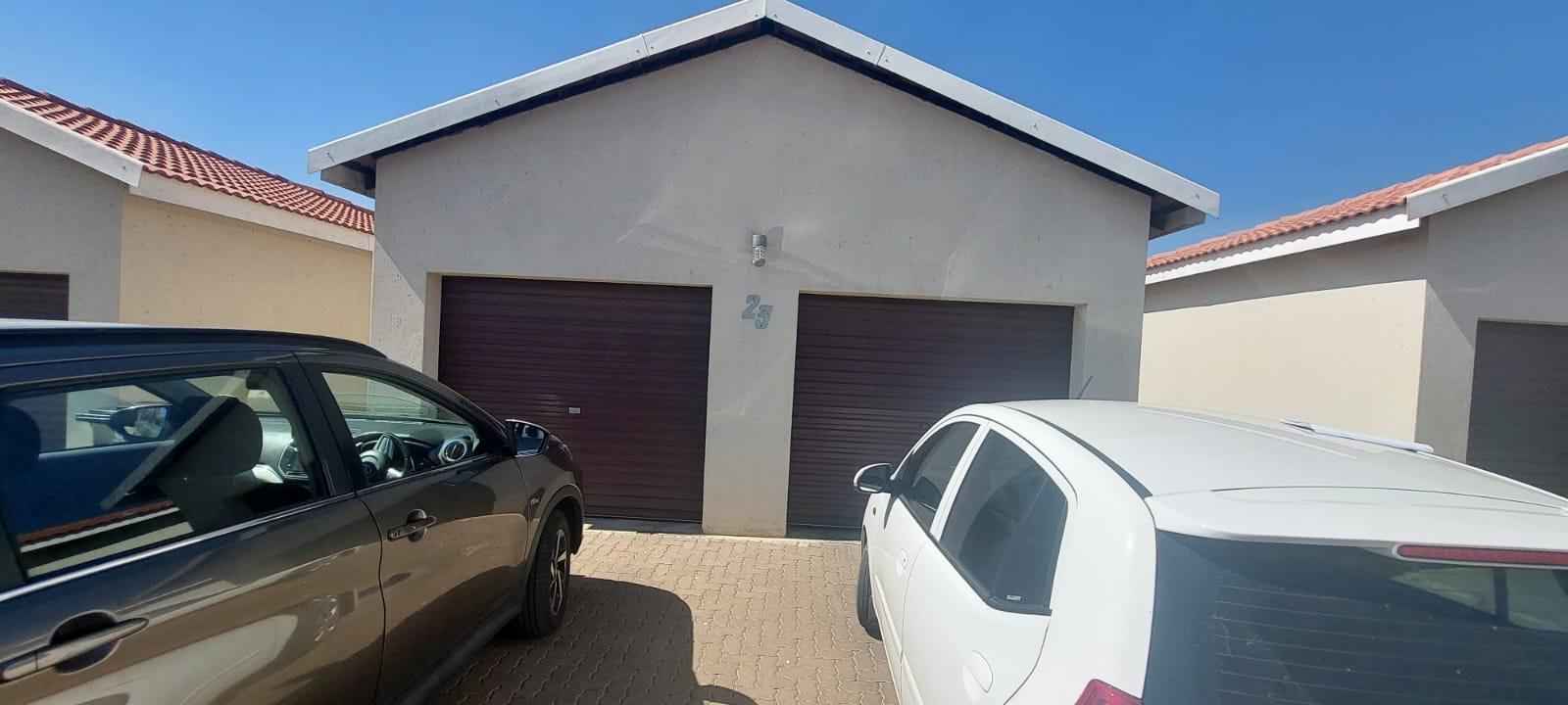 3 Bedroom Townhouse for sale in Pomona P24114329126