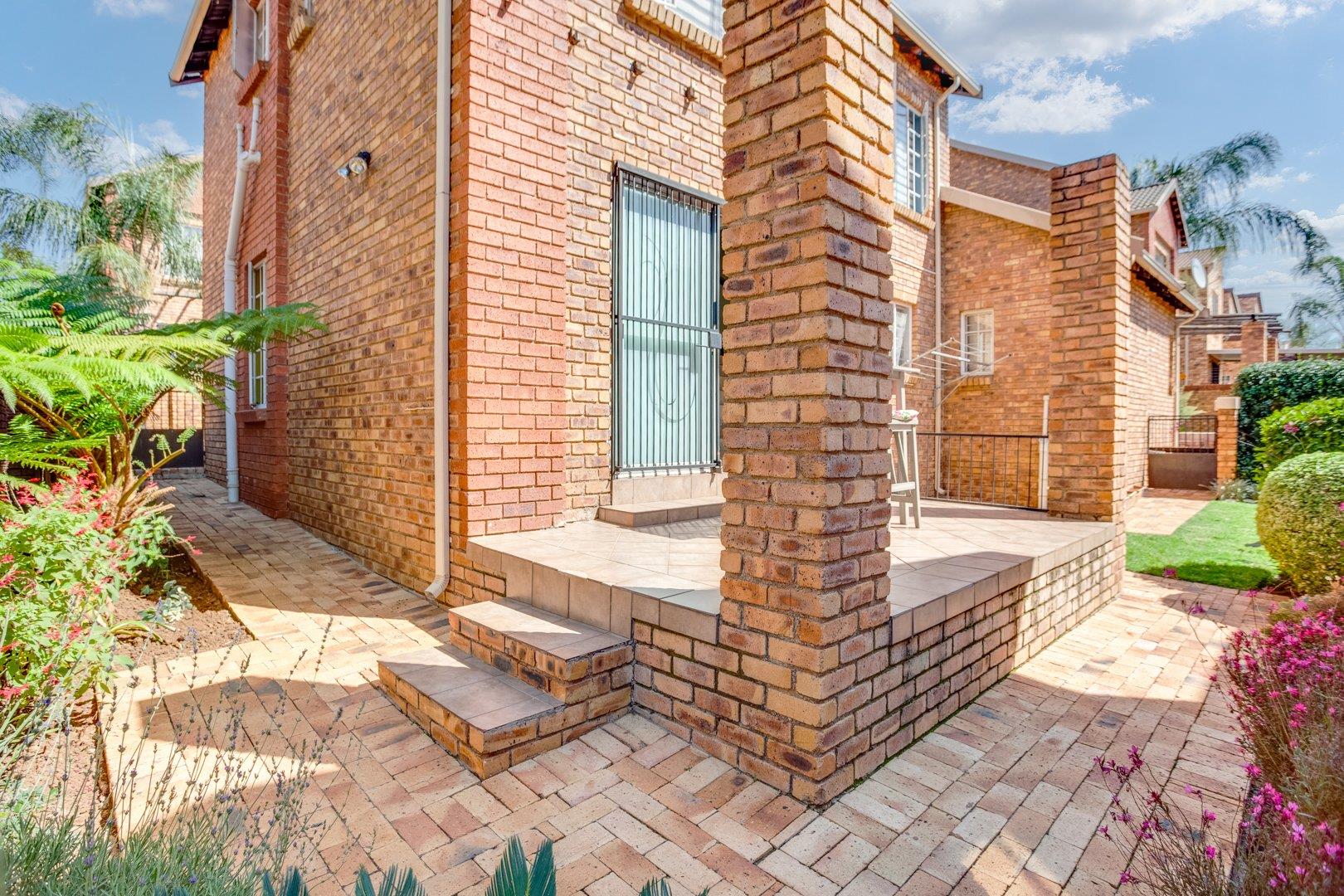 4 Bedroom Townhouse for sale in Willowbrook 698 Van Dalen Street