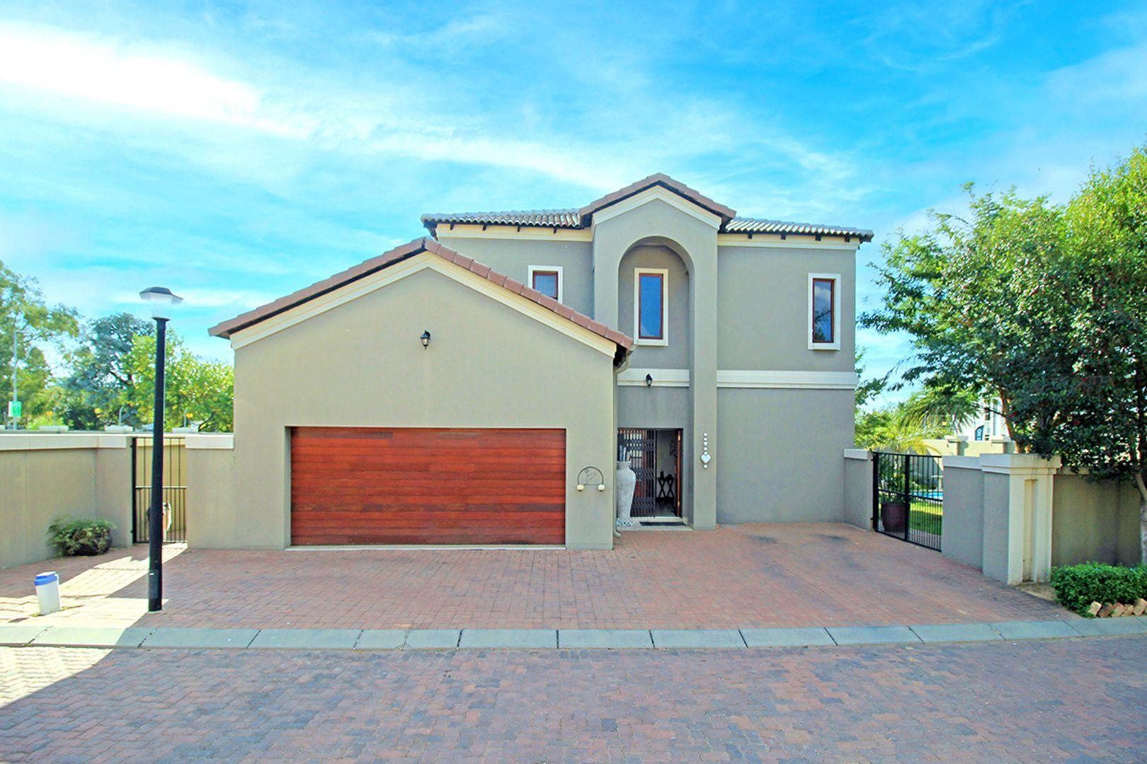 4 Bedroom House for sale in Broadacres P24114332811