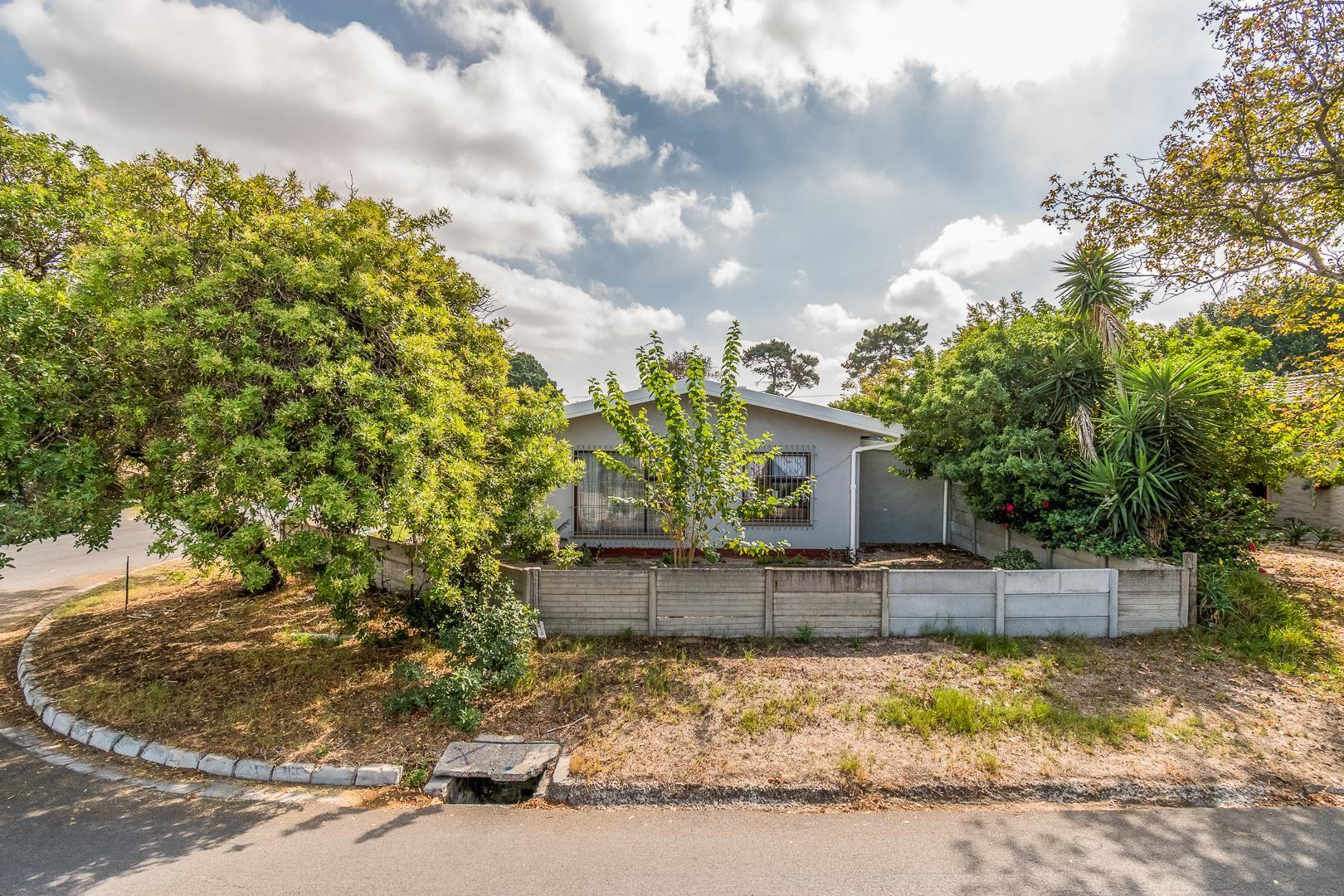 4 Bedroom House for sale in Peerless Park North P24114337178