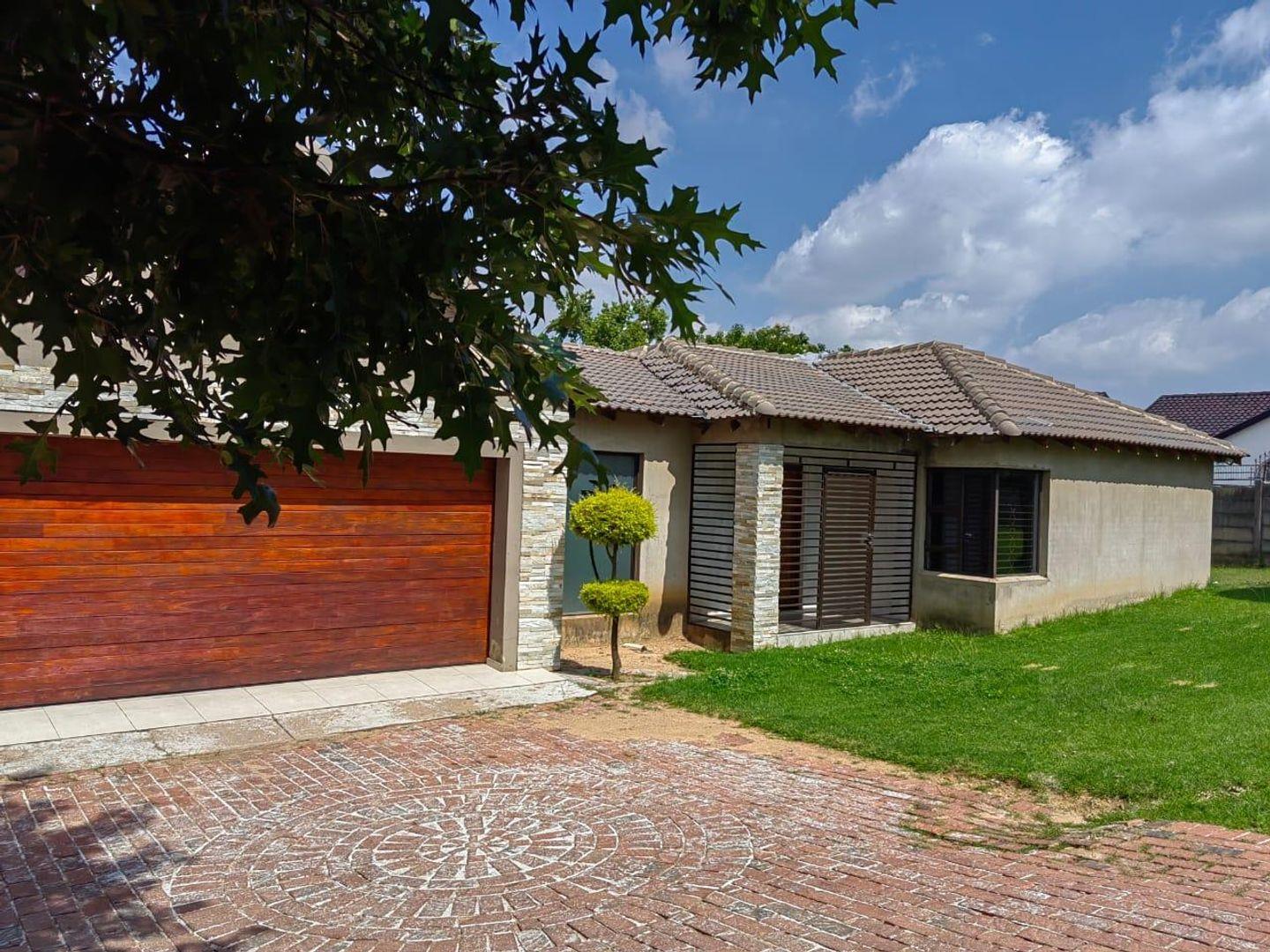 4 Bedroom House for sale in Lombardy East P24113894564