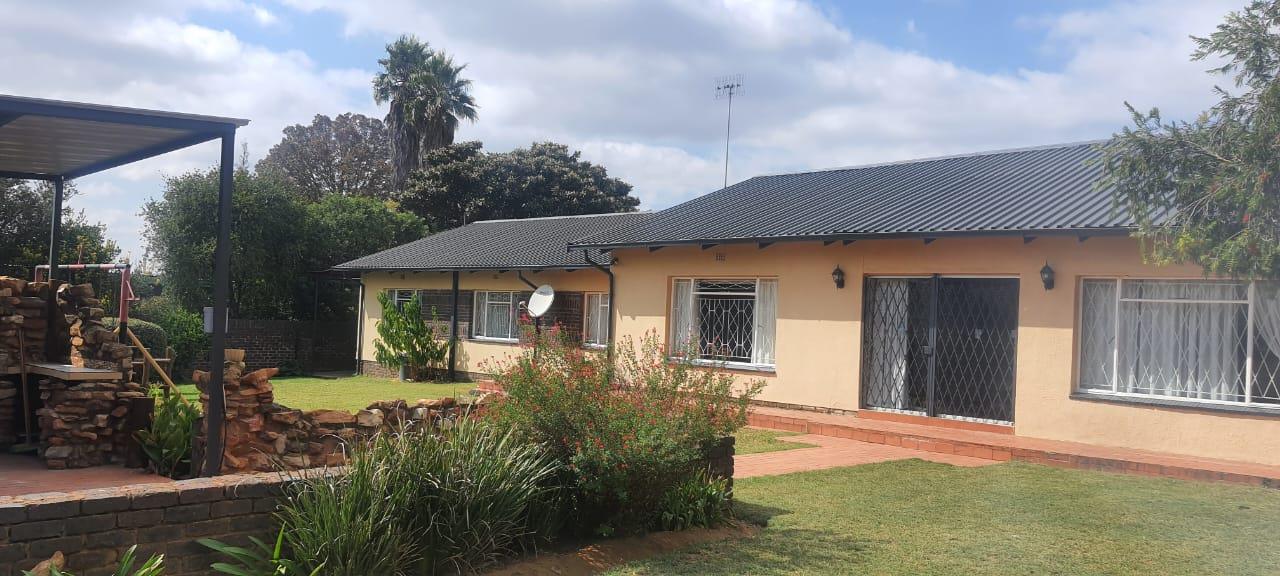 4 Bedroom House for sale in Rensburg P24113470379