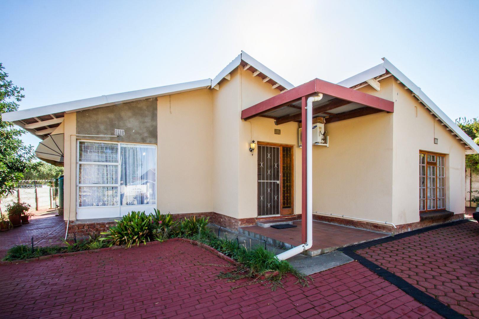 2 Bedroom House for sale in Oudtshoorn North P24114340628