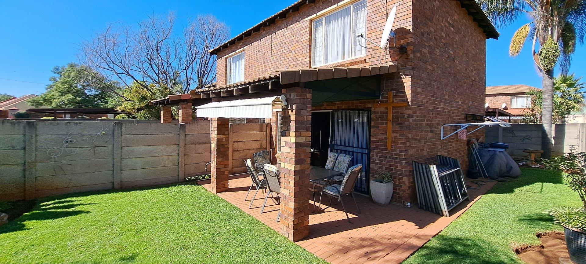 Florida Glen Property Apartments / flats for sale in Florida Glen