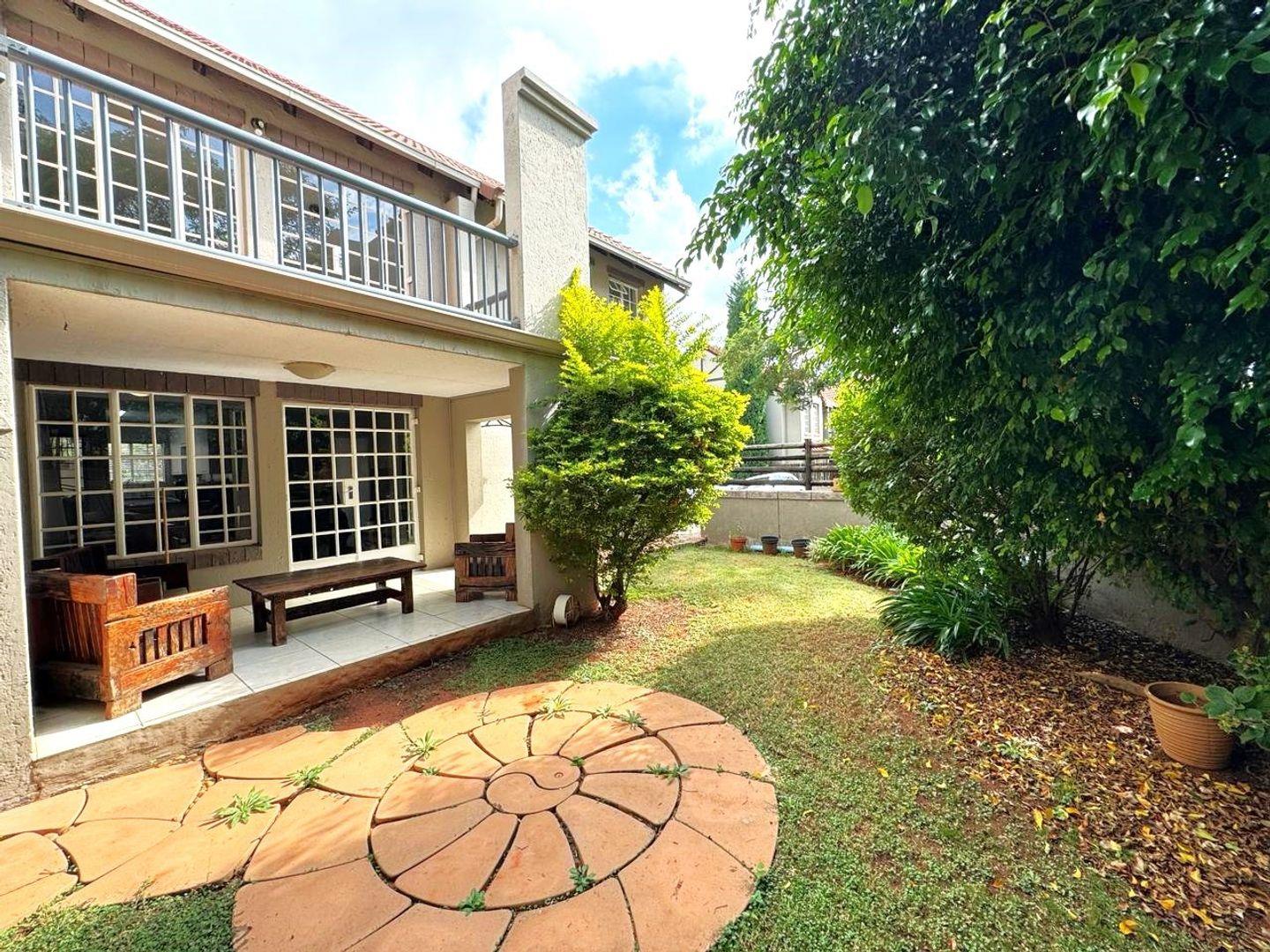 2 Bedroom Townhouse for sale in Faerie Glen P24114341879