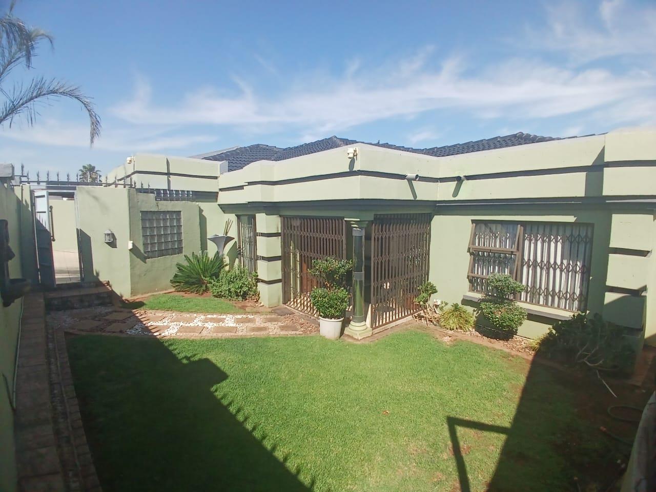 3 Bedroom House for sale in Spruit View P24114342976