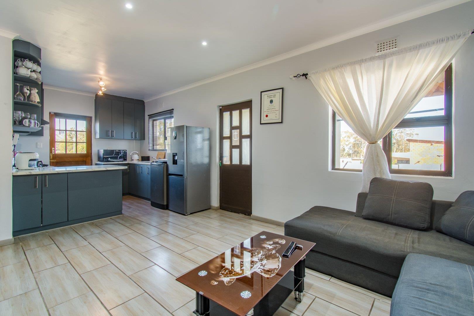 2 Bedroom House for sale in Sir Lowrys Pass P24114343795