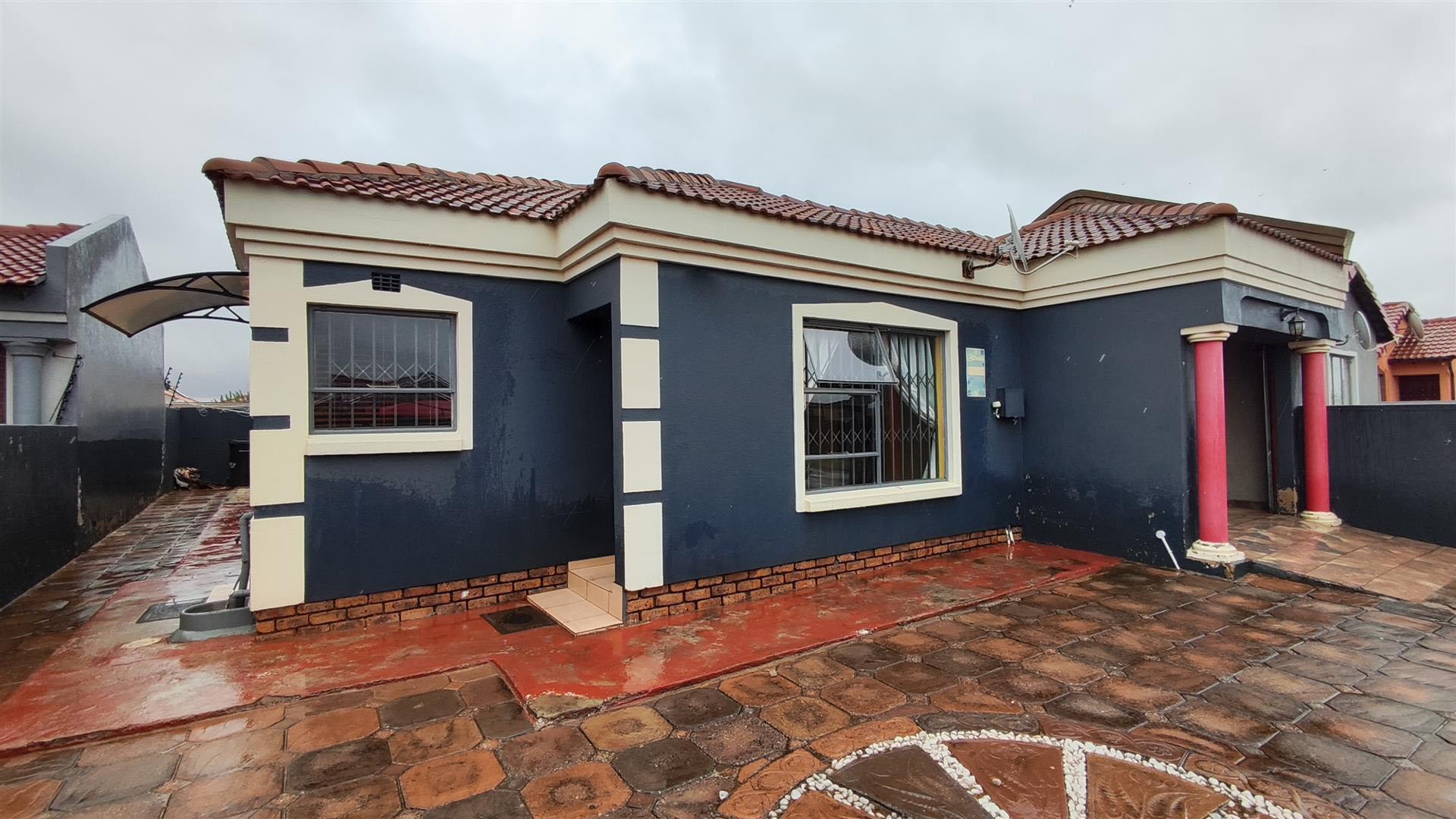 3 Bedroom House for sale in Roodekop P24114345055
