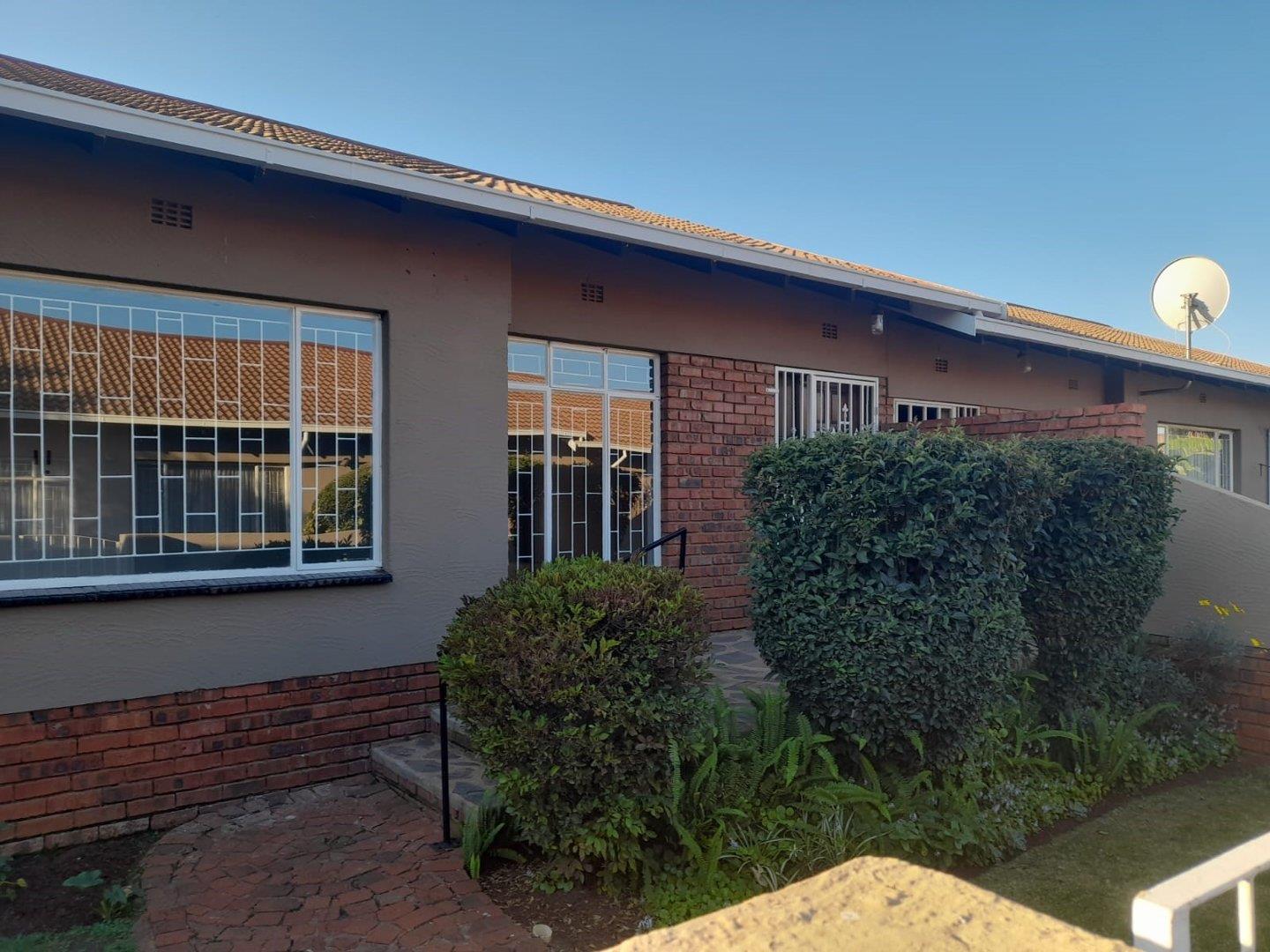 3 Bedroom Townhouse to rent in Dersley P24114345608