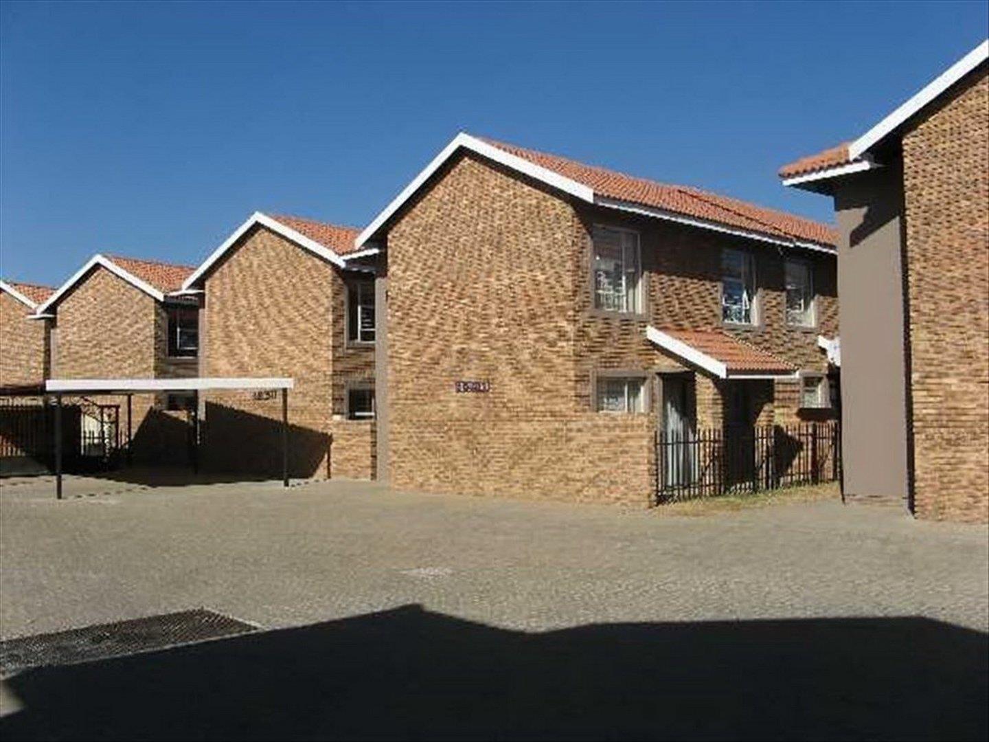 2 Bedroom Townhouse for sale in Edleen 2 Greystone, Burgeroord Street