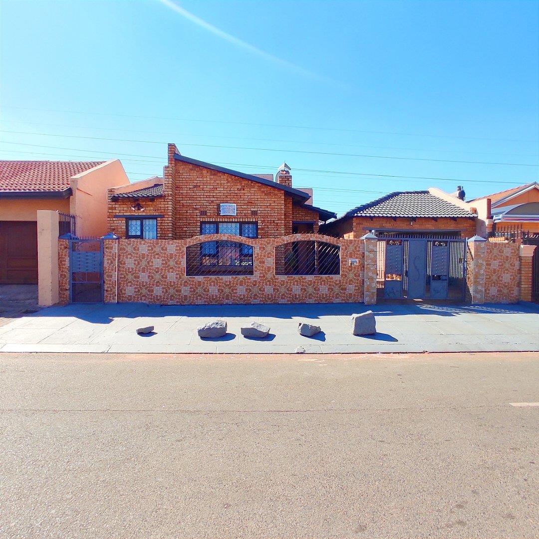 3 Bedroom House for sale in Protea North P24114347255
