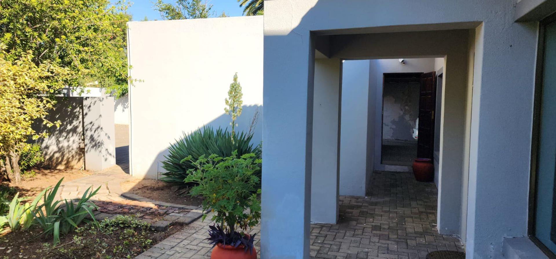 4 Bedroom House for sale in Bayswater P24114348429