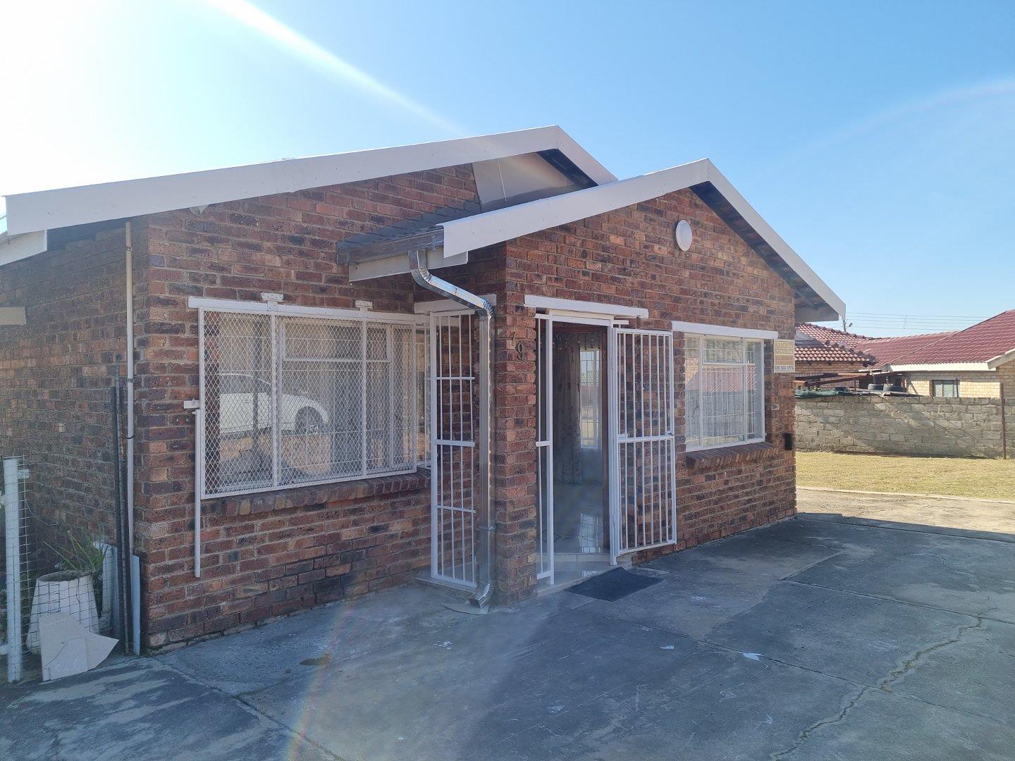 2 Bedroom House for sale in Acaciaville P24114348601