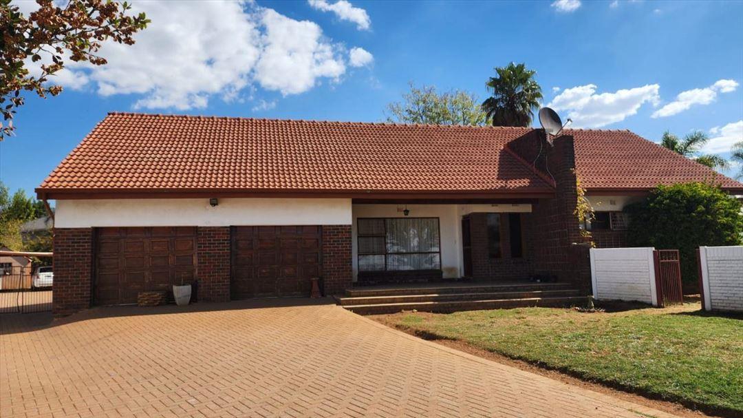 4 Bedroom House for sale in Aston Manor P24115141793