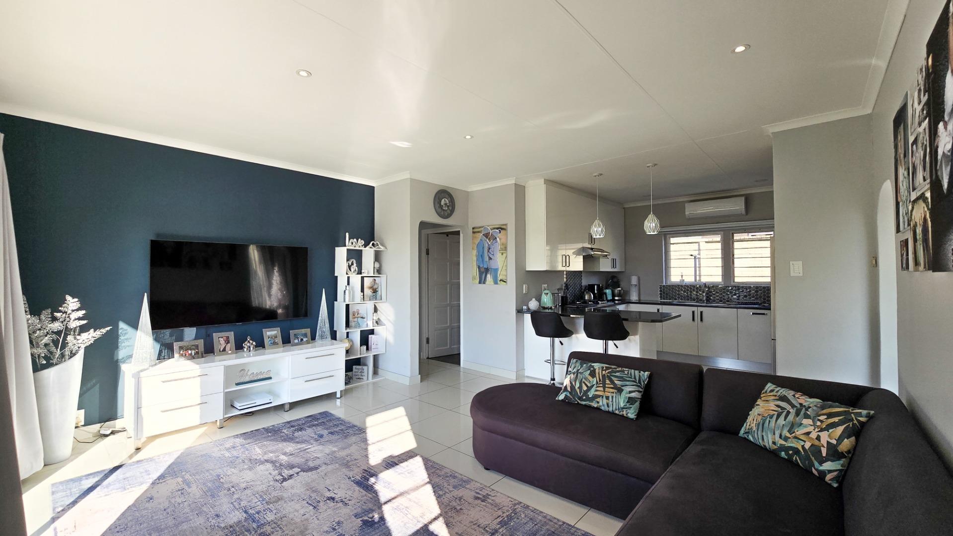 2 Bedroom Townhouse for sale in Beacon Bay P24114351255