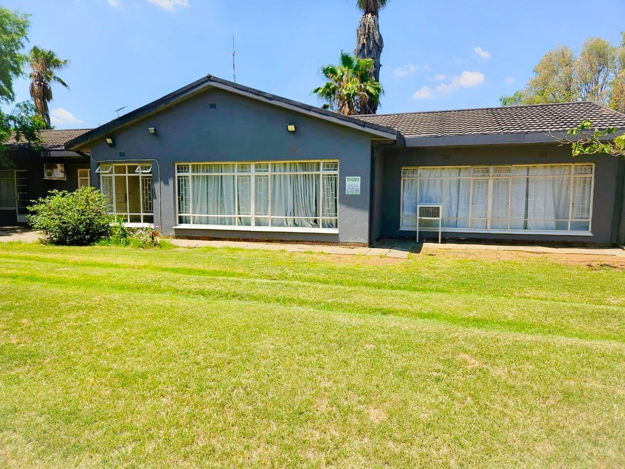 5 Bedroom House for sale in Bloemhof P24114352235