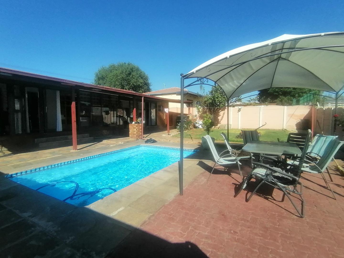 3 Bedroom House for sale in Tedstoneville 25pm Martin Street P24