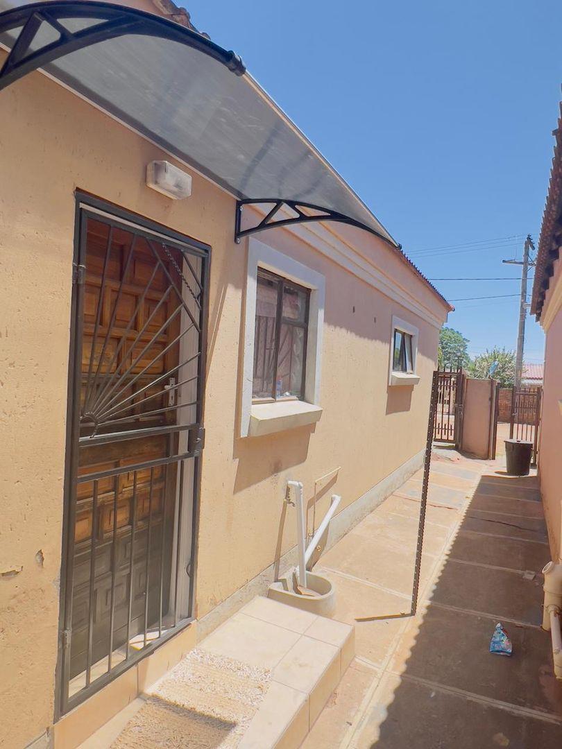 3 Bedroom House for sale in Garankuwa P24113470333