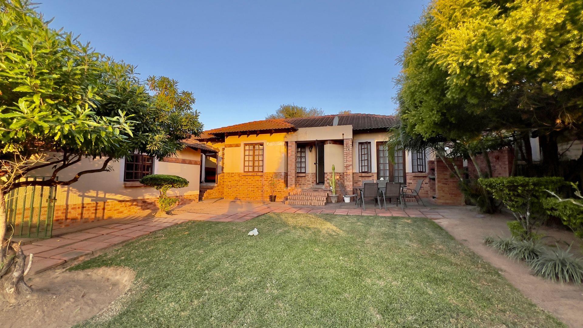 3 Bedroom House for sale in West Acres Ext 47 P24114354526