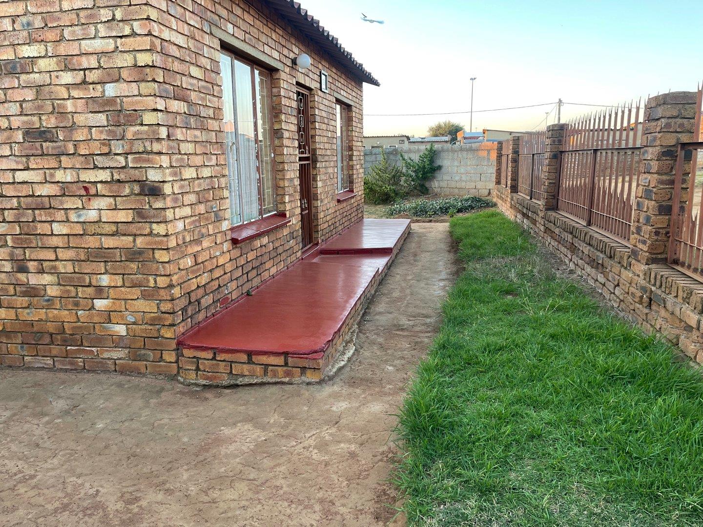 2 Bedroom House for sale in Tsakane P24114354894