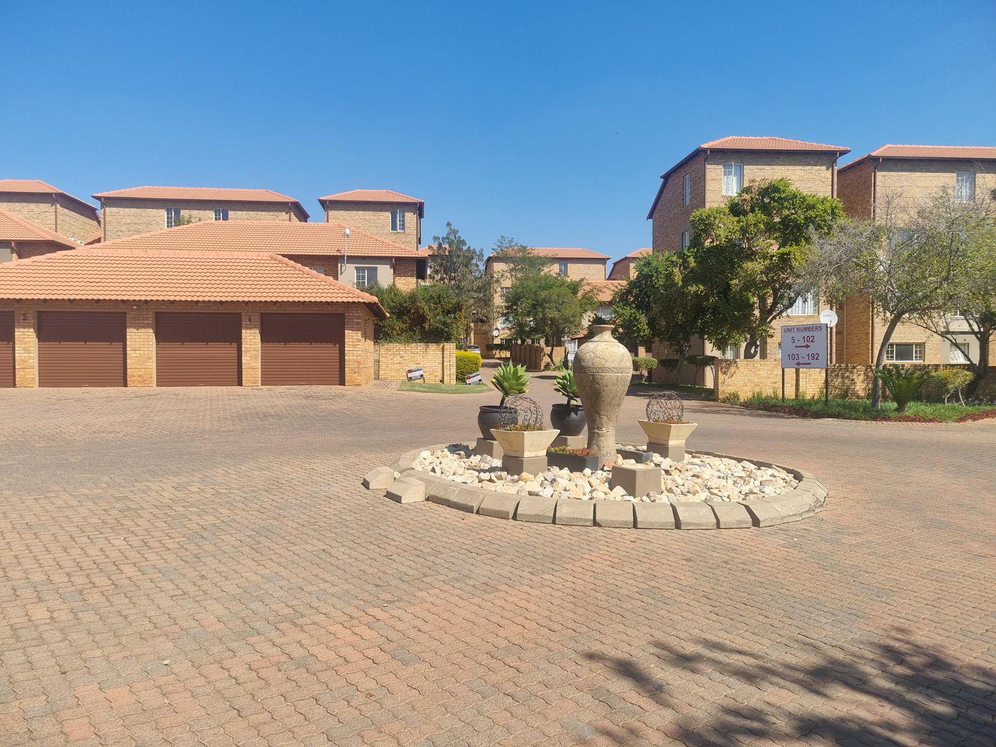 3 Bedroom Townhouse for sale in Hazeldean P24114355129