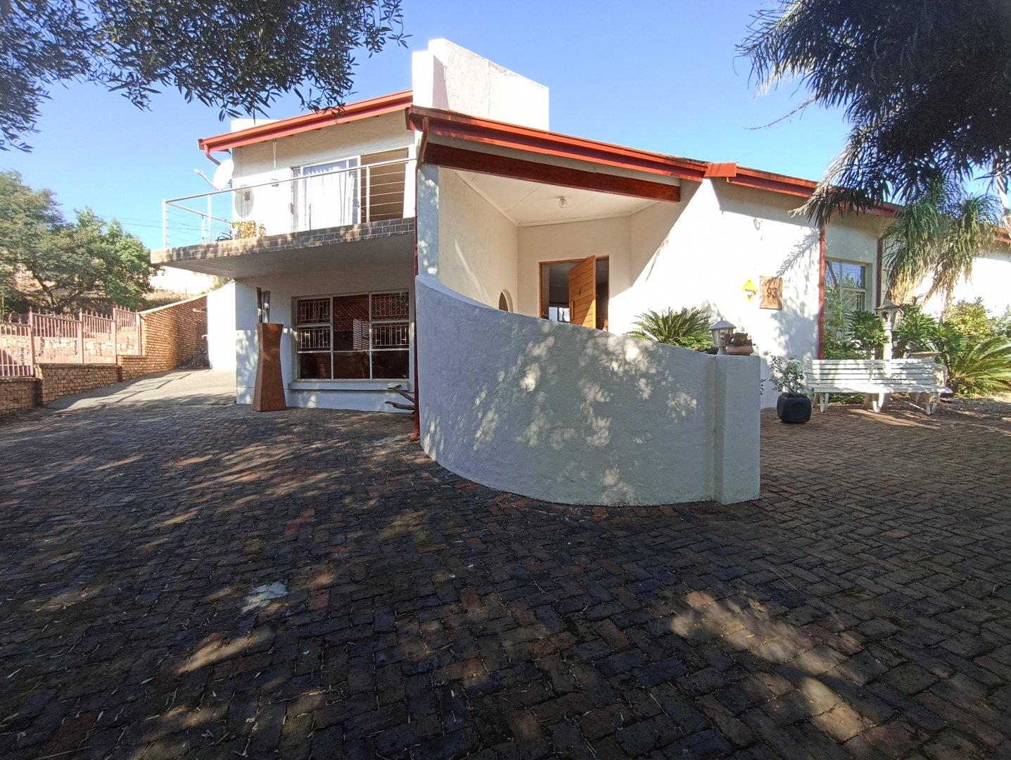 4 Bedroom House for sale in Overkruin P24114355384