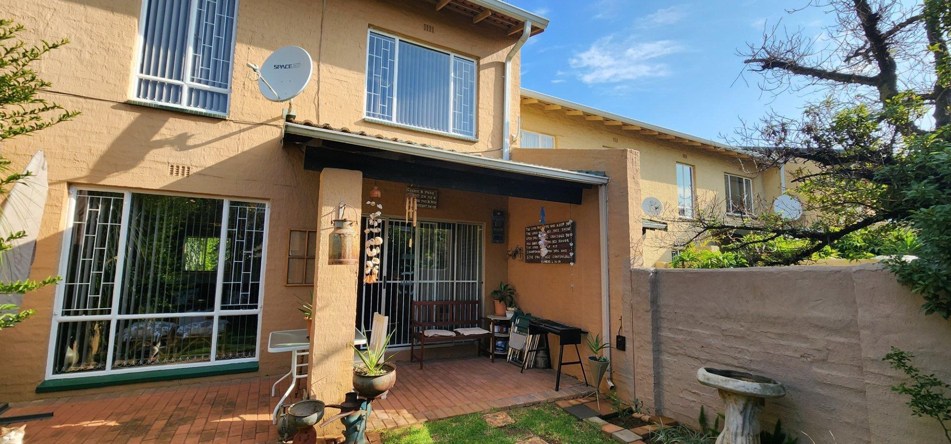 3 Bedroom Townhouse for sale in Aston Manor P24114355661