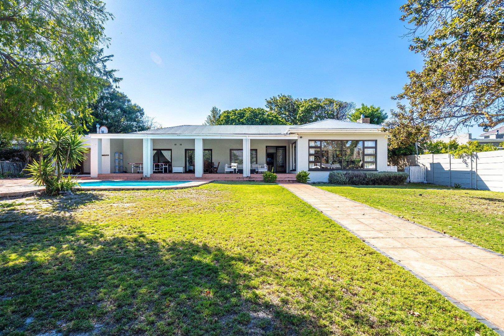 3 Bedroom House for sale in Bergvliet P24114361986