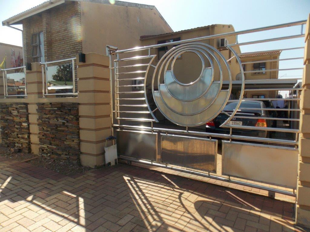 4 Bedroom House for sale in Croftdene P24114363186