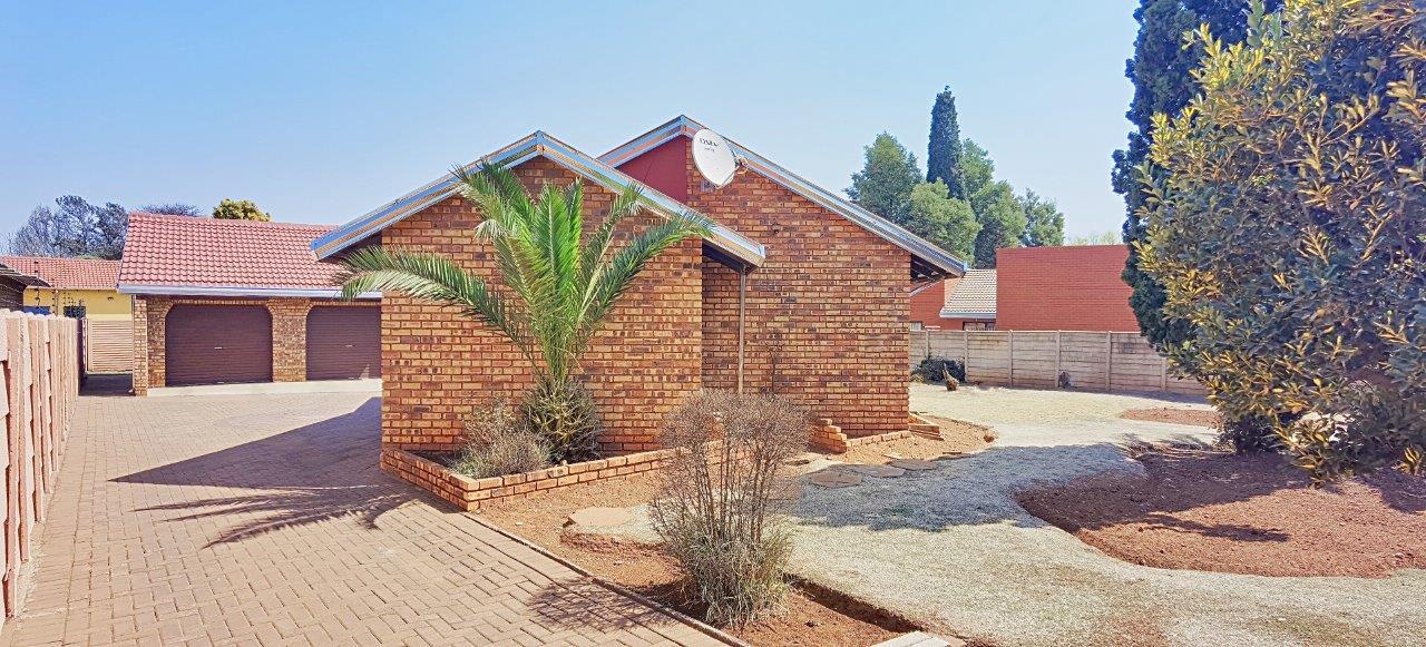 3 Bedroom House for sale in Dawn Park P24114366244