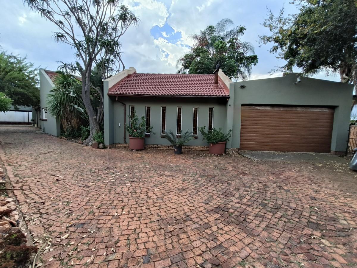 3 Bedroom House for sale in Karenpark P24114367309