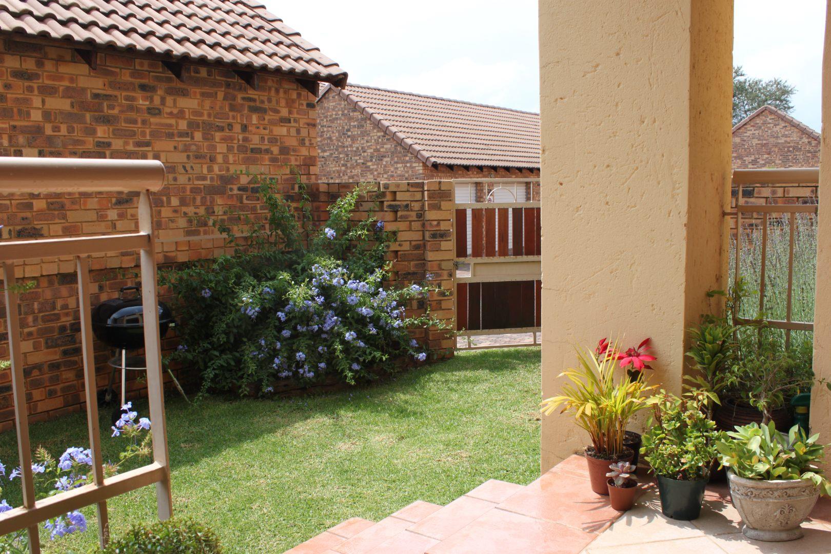 2 Bedroom Apartment / flat to rent in Faerie Glen P24114367676