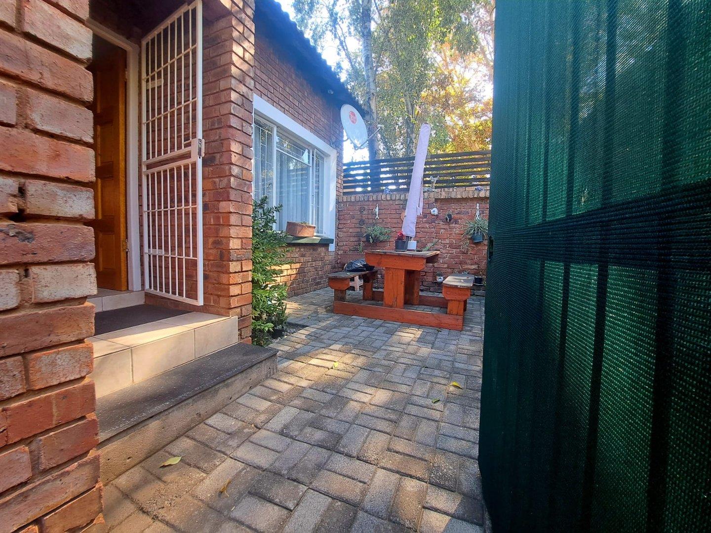 2 Bedroom House for sale in Heidelberg Central P24114367943
