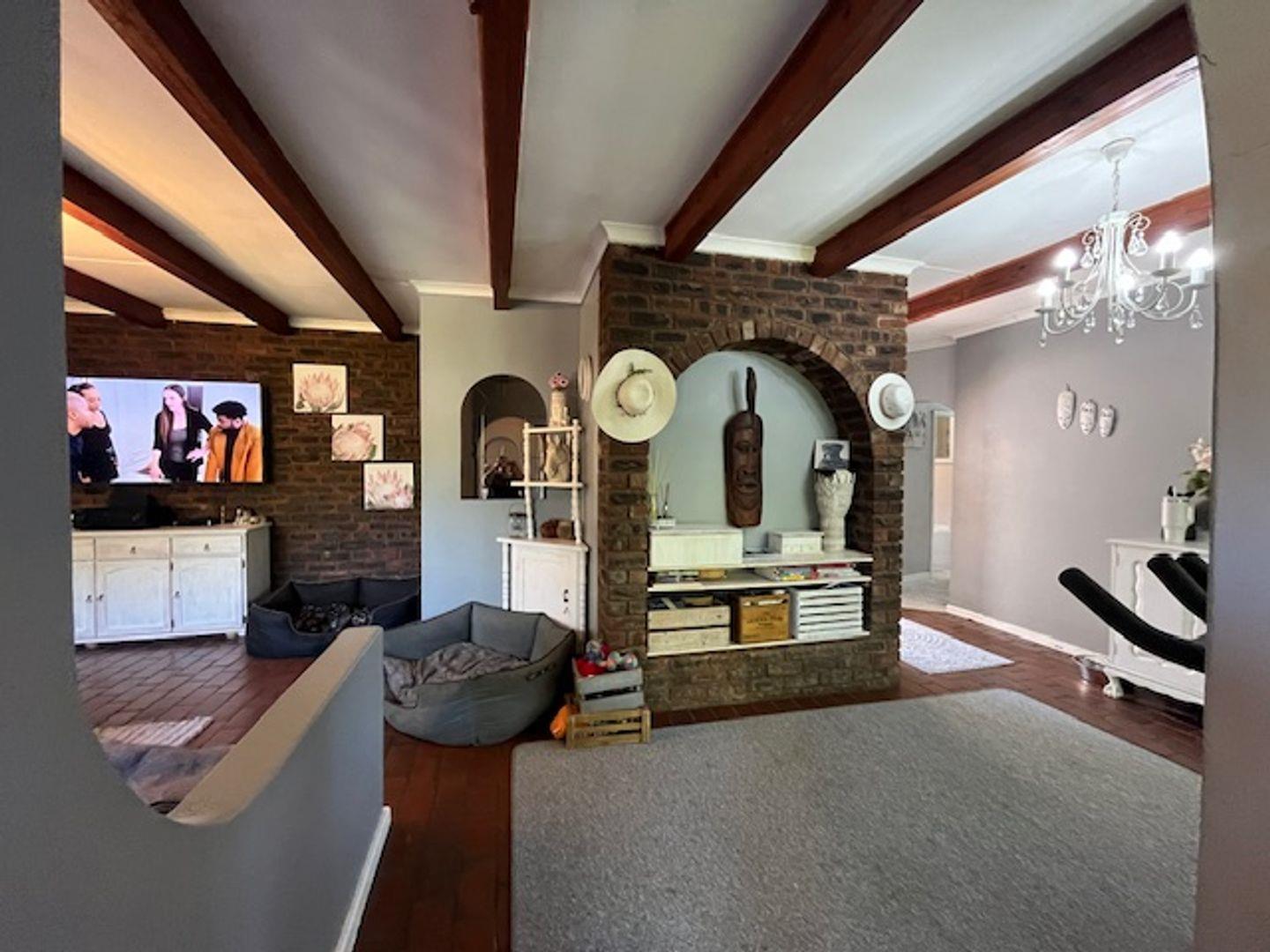 4 Bedroom House for sale in Mount Moreland P24114368685