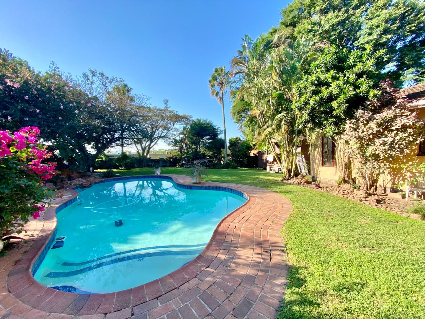 6 Bedroom House for sale in Mount Moreland 11 William Street P24