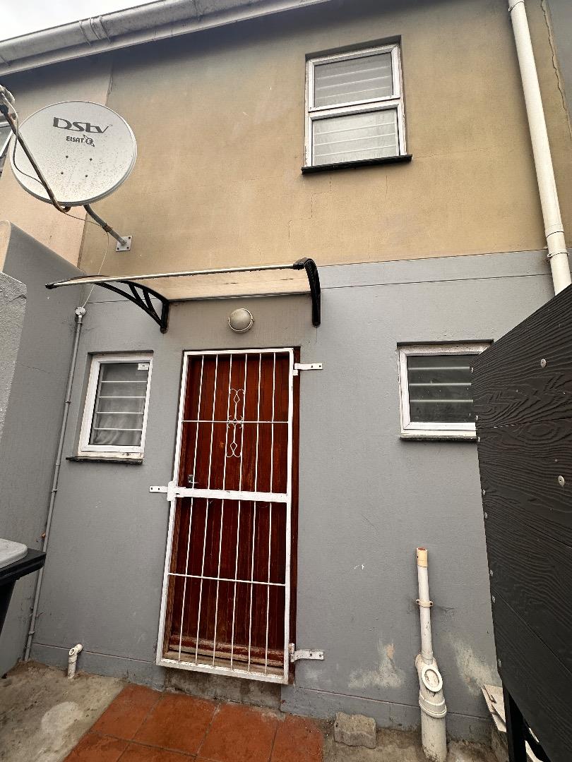 Pelican Park Property Apartments / flats to rent in Pelican Park