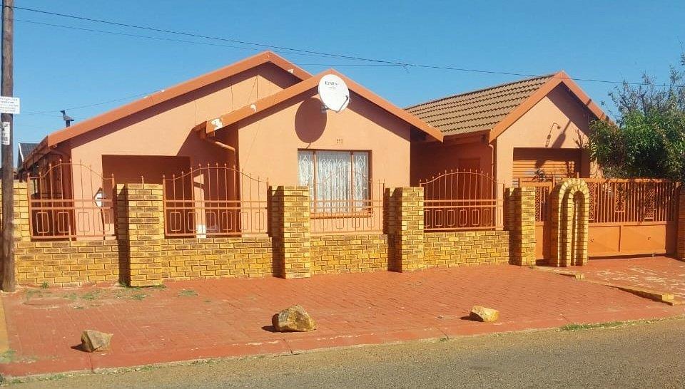 4 Bedroom House for sale in Dobsonville Ext 2 P24114369697