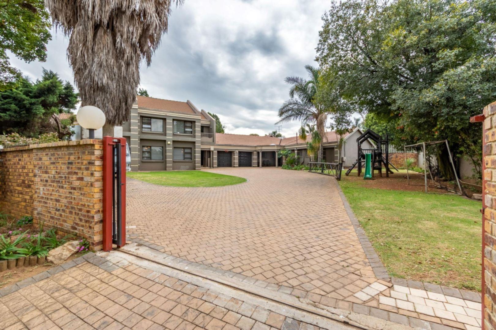 8 Bedroom House for sale in Lakefield P24114643847