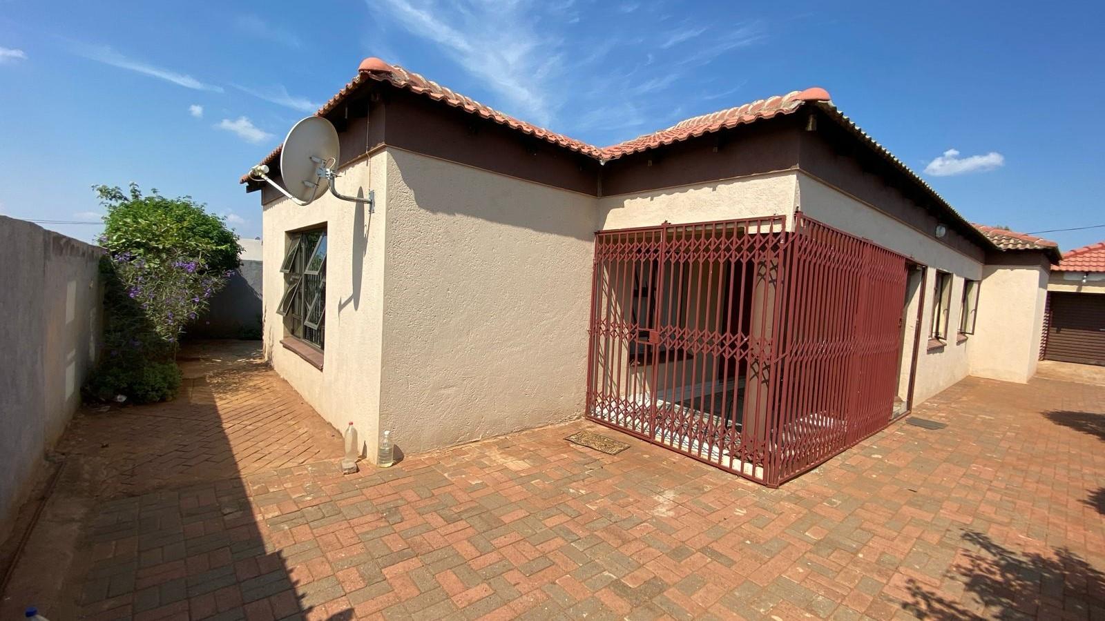 3 Bedroom House for sale in Lebowakgomo Zone S P24114370753