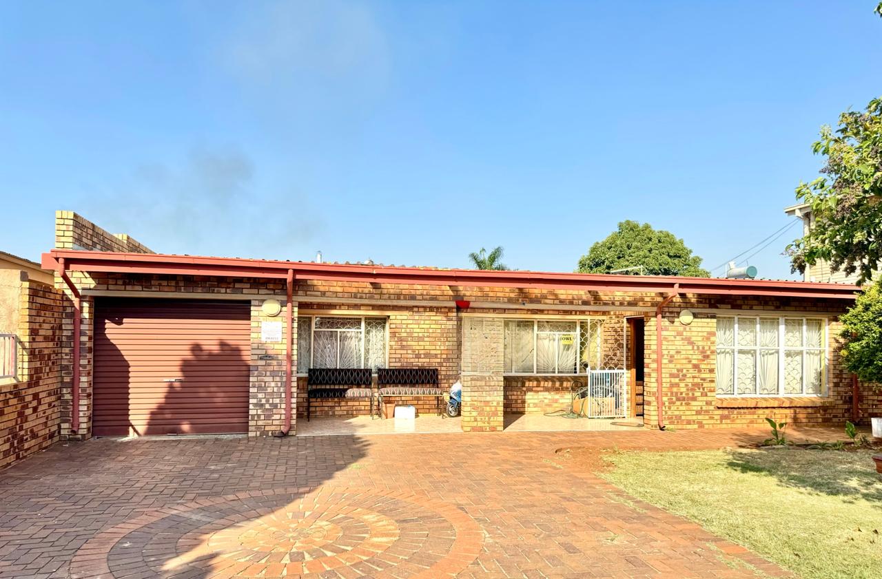 4 Bedroom House for sale in Lenasia Ext 5 P24114371894